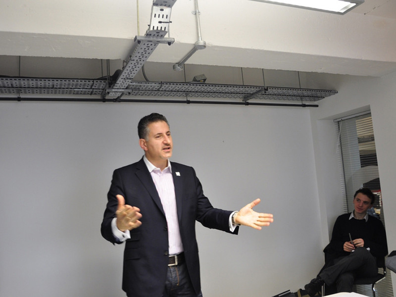 Tổng Giám đốc dự án Tech City Eric Van der Kleij tiếp đoàn nhà báo Đông Á