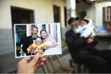 Cô gái 27 tuổi tự nguyện cưới ông lão 72 tuổi để trả ơn