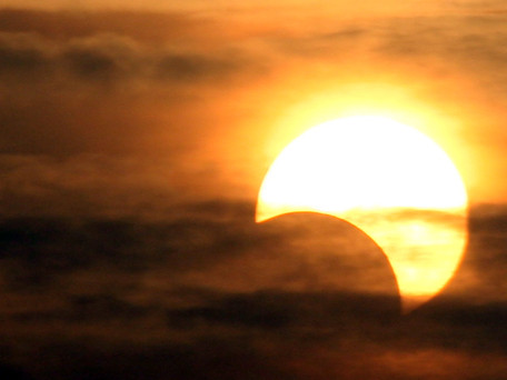 Các bạn trẻ ngắm nhật thực một phần ở Hà Nội