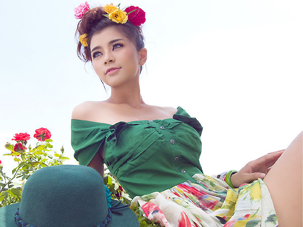 Hotgirl nóng bỏng cùng váy hoa