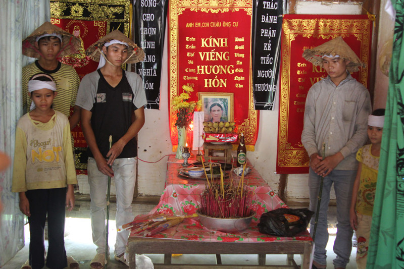 Đắng lòng 6 trẻ mồ côi