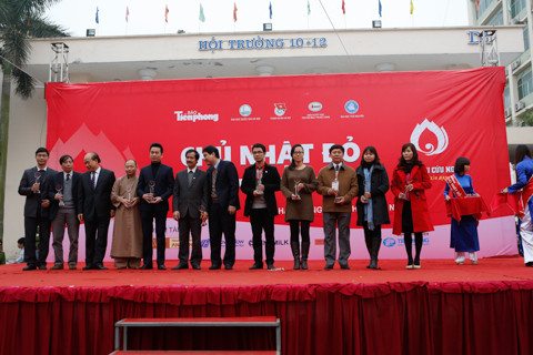 Ban tổ chức Chủ Nhật Đỏ trao kỷ niệm chương