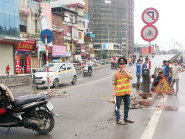 Xe khách húc đổ thanh chắn cầu vượt thép