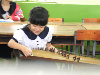 Lanh lảnh tiếng đàn tranh trong trường tiểu học