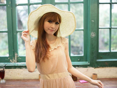 Mũ rộng vành duyên dáng ngày hè