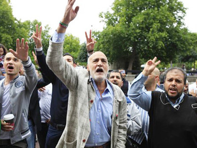 Ngày 27-7, ở bên ngoài Đại sứ quán Libya tại London (Anh), những người ủng hộ phe đối lập ở Libya hô khẩu hiệu chống chế độ Gadhafi Ảnh: AP