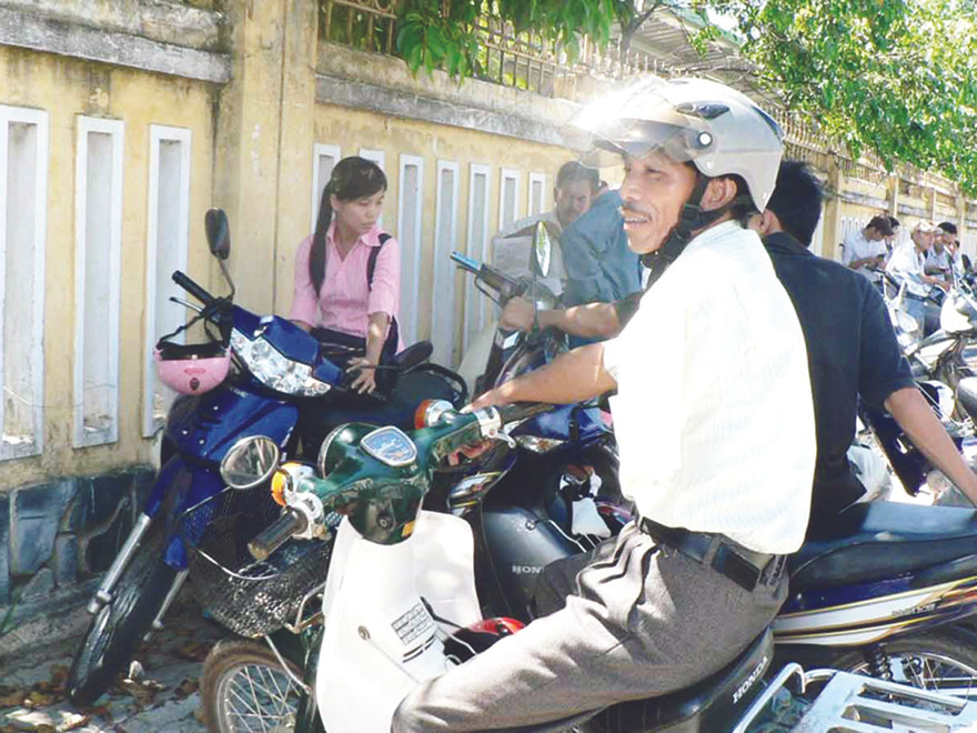 Một tay chở con 200km đi thi