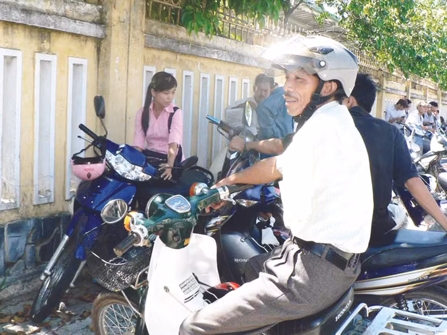 Một tay chở con 200km đi thi