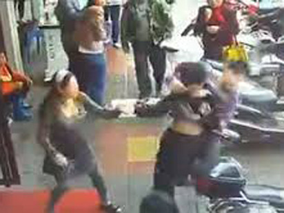 Bị quật ngã khi đang cướp của 1 phụ nữ