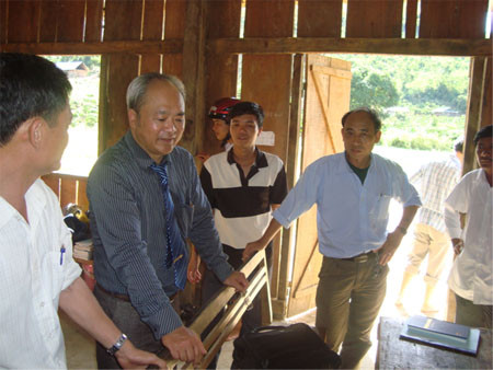 Cõng điện mặt trời về buôn sâu