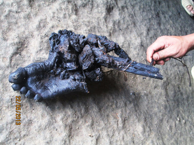 Nhưng theo tục lệ của người Mông, khi người còn sống mà mất đi phần thân thể, thì phần thân thể bị mất ấy phải được treo trên gác bếp.