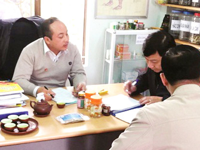 Phòng khám Đông Y: Khám đau lưng, kết luận... 'bất lực'