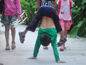 Cậu bé ‘trồng cây chuối’ đi học