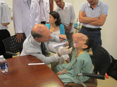 Tách khối u ác tính khổng lồ trên mặt