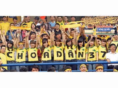 Cổ động viên gom tiền “nuôi” đội bóng