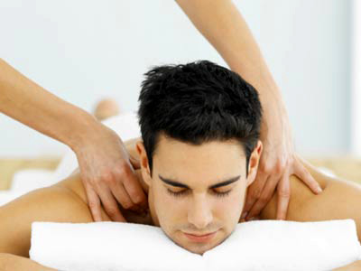 Nhân viên massage bẻ cổ, người nước ngoài tử vong