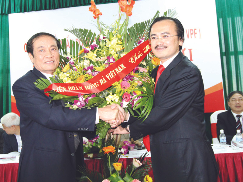 Chủ tịch VFF Nguyễn Trọng Hỷ (trái) đồng ý rằng VPF đã ra đời vội vàng Ảnh: VSI