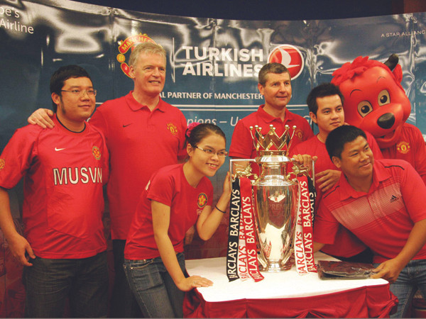 Cựu danh thủ MU cùng người hâm mộ Việt Nam Ảnh: Tường Vũ