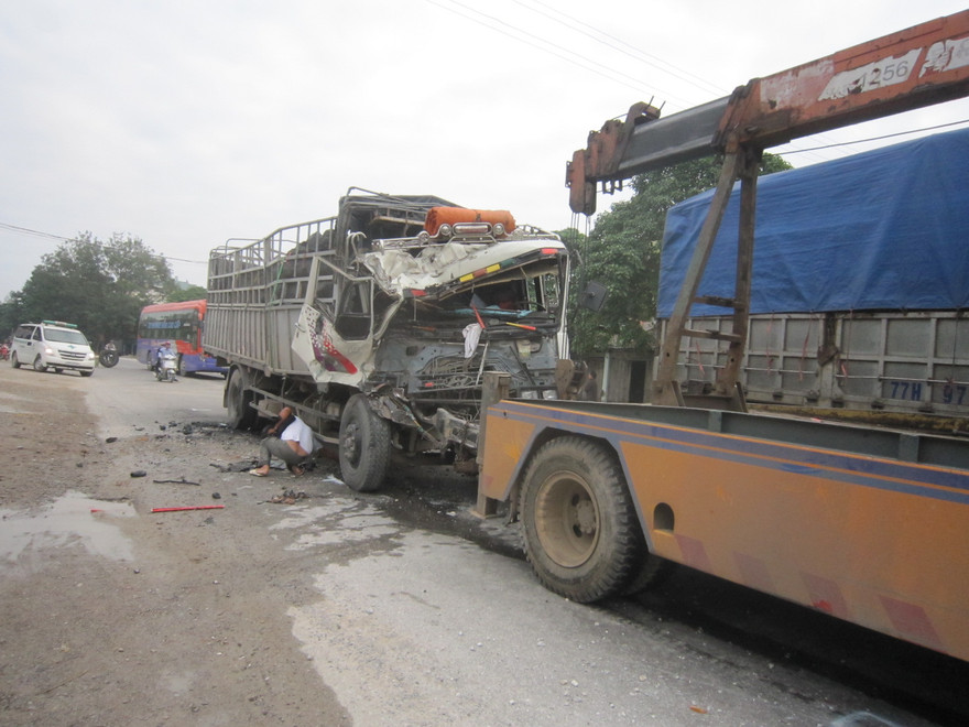 Đâm vào đuôi xe đậu bên đường, lái xe tải chết thảm