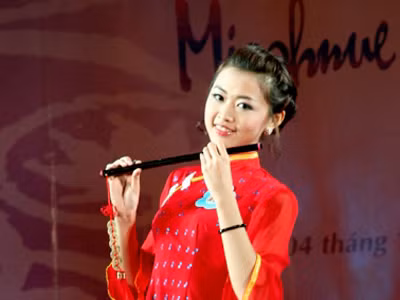 Nữ sinh sư phạm trổ tài