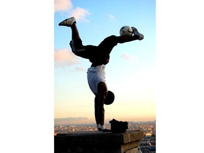 'Dị nhân' đá bóng trên 'sàn' thế giới