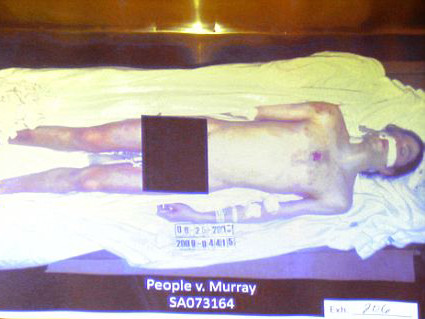 Tòa công bố ảnh thi thể khỏa thân của M.Jackson