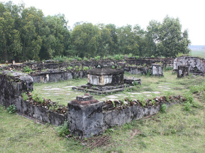 Toàn cảnh lăng mộ Đoàn Quý Phi trong hoang tàn