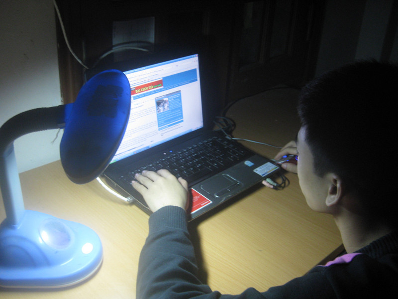 Sinh viên phải học bài trong ánh sáng mờ ảo