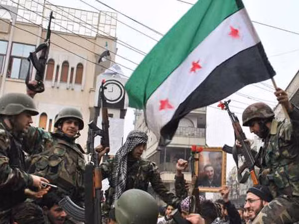 Lính Syria đào ngũ, gia nhập lực lượng chống chính phủ ở thành phố Homs của Syria Ảnh: AP