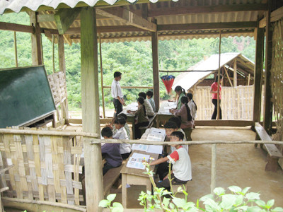 Năm 2003, Chính phủ phát hành 4.000 tỷ đồng trái phiếu xóa trường tạm, năm 2008 phải trả 7.000 tỷ đồng (cả gốc và lãi). Trong ảnh. Một ngôi trường tạm ở vùng cao. Ảnh: TL
