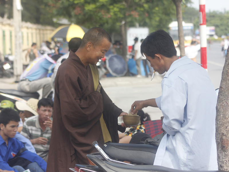 Cái bang, hàng rong... 'đổ bộ' trường thi