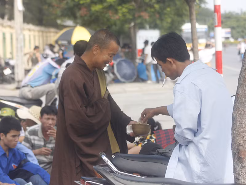 Cái bang, hàng rong... 'đổ bộ' trường thi