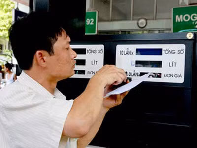 Xăng tăng giá lên 23.800 đồng/lít