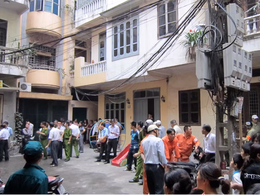 Cháy nhà, vợ chết, chồng nguy kịch