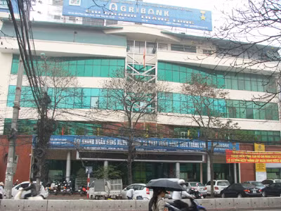 Văn phòng giao dịch của Ngân hàng Nông nghiệp tại số 4 Phạm Ngọc Thạch (Hà Nội) xây dựng trái phép trên đất thuê nhà nước	Ảnh: Minh Tuấn