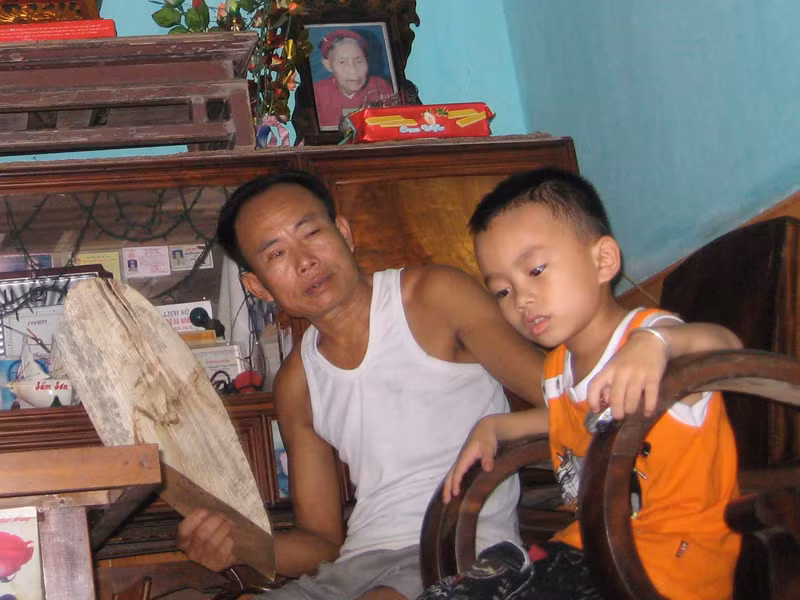 Ông Nguyễn Ngọc Hoàn cùng cháu ngoại trong cái nóng nực mất điện