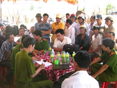 Tạm giữ hình sự tài xế cán xe qua người hàng xóm hai lần