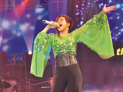 Minh Chuyên thường xuyên xuất hiện trên sân khấu SMĐH trong trang phục cánh dơi