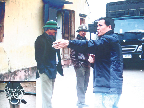 Ông Phan Văn Hạnh (ngoài cùng bên phải) nài nỉ công an xã thả cho họ ra (ảnh chụp từ clip)