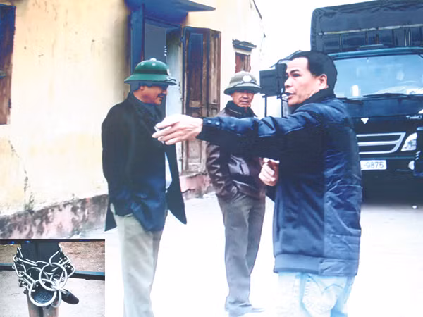 Ông Phan Văn Hạnh (ngoài cùng bên phải) nài nỉ công an xã thả cho họ ra (ảnh chụp từ clip)