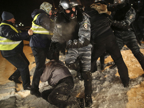 Ukraine 'mắc kẹt' giữa Nga và EU