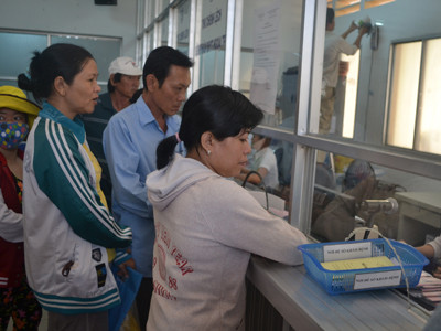 Người bệnh mua thuốc giá cao một cách oan uổng. ảnh: L.N