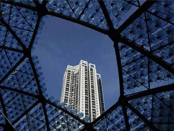 Đèn lồng khổng lồ làm bằng 7.000 vỏ bình nước