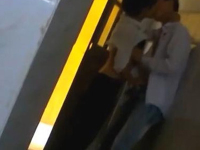 Giật mình HS 'làm chuyện ấy' trong nhà vệ sinh