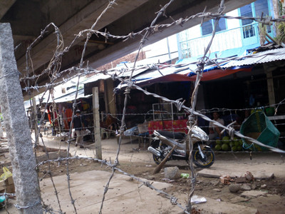 Bức xúc vì dùng kẽm gai để giải tỏa chợ