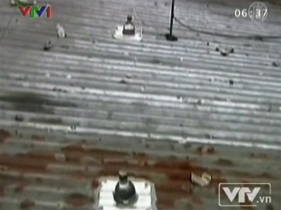 Những chai nước chiếu sáng thay bóng điện. Ảnh chụp từ clip