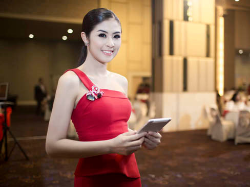 Ngọc Hân yêu kiều với đầm đỏ lệch vai