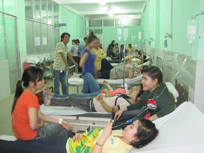 Ăn bún riêu, hàng trăm công nhân cấp cứu