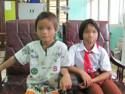 Xót xa cảnh hai em nhỏ bỏ nhà ra đi vì cha bạo hành