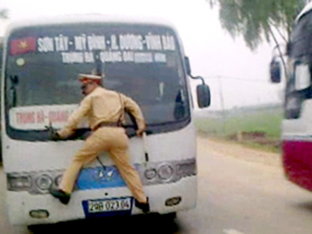 CSGT như diễn viên trong phim hành động